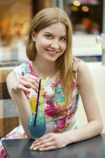 Mujer joven bebiendo cóctel en un café —  Fotos de Stock