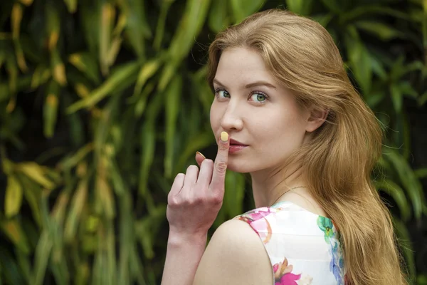 Genç güzel kadın işaret parmağı dudaklarını sile işareti olarak koymuştur — Stok fotoğraf