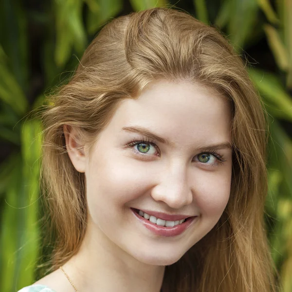 Retrato close-up de jovem bela mulher loira — Fotografia de Stock