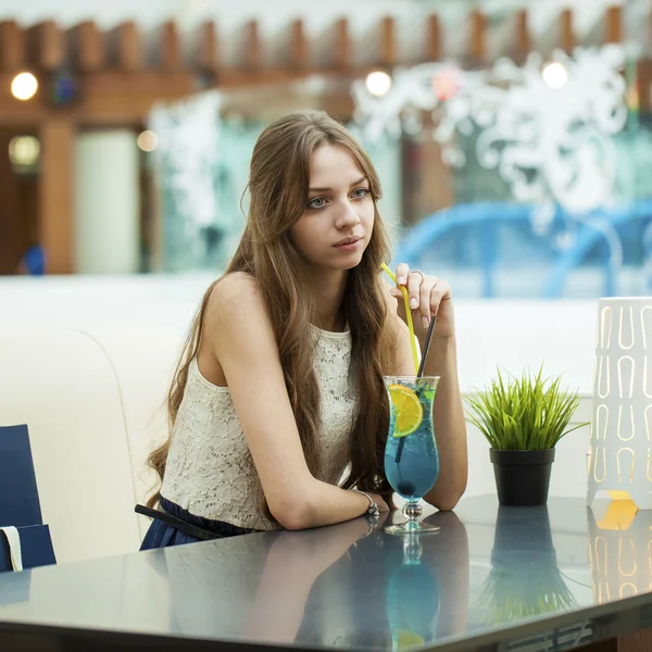 Jovem mulher bebendo coquetel em um café — Fotografia de Stock