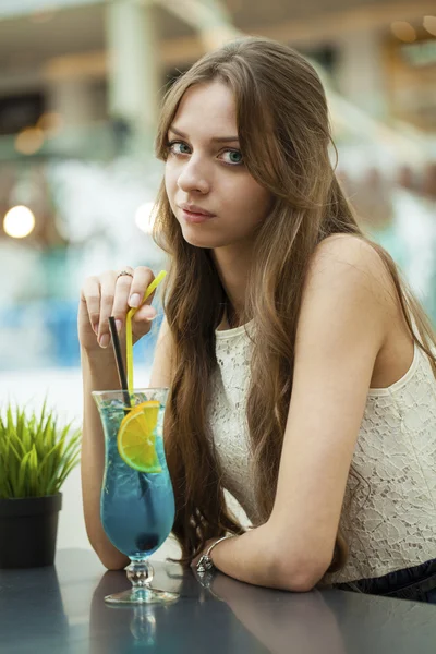 Mujer joven bebiendo cóctel en un café —  Fotos de Stock