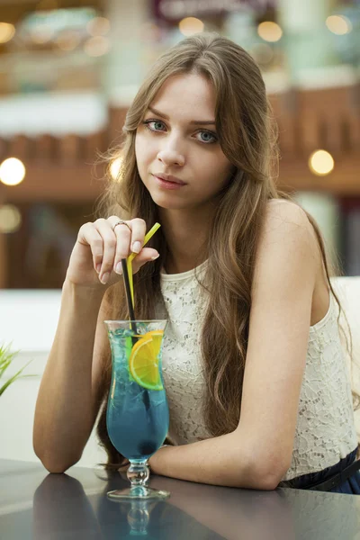 Mujer joven bebiendo cóctel en un café —  Fotos de Stock