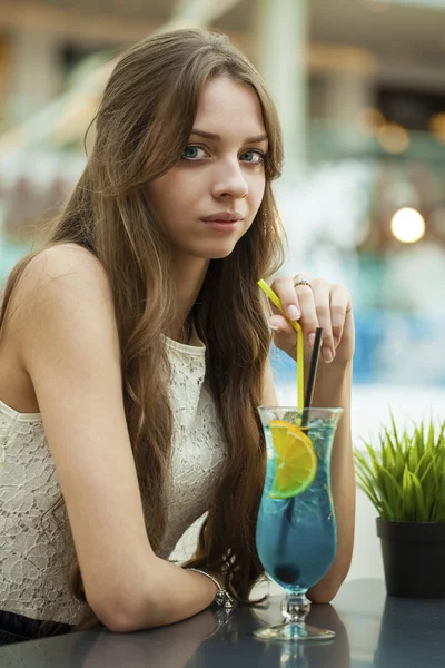 카페에서 칵테일 마시는 젊은 여자 — 스톡 사진