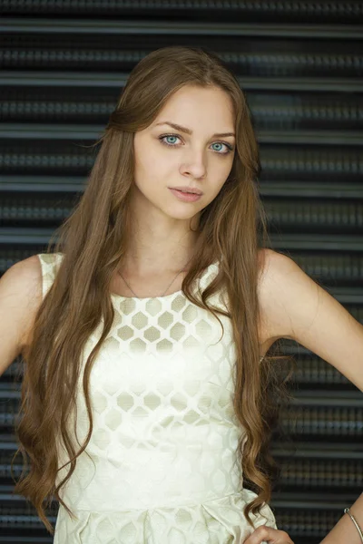 Retrato de cerca de la joven hermosa mujer — Foto de Stock