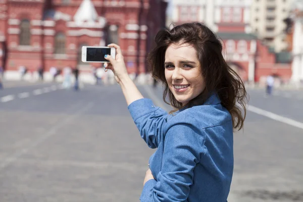 Selfie, Joven hermosa chica fotografiada en un teléfono celular — Foto de Stock