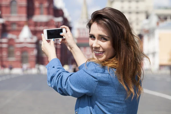 Selfie, όμορφη κοπέλα που φωτογραφήθηκε σε ένα κινητό τηλέφωνο — Φωτογραφία Αρχείου