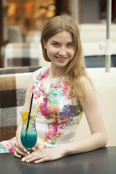 Genç kadın bir kafede kokteyl içme — Stok fotoğraf