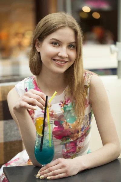 카페에서 칵테일 마시는 젊은 여자 — 스톡 사진
