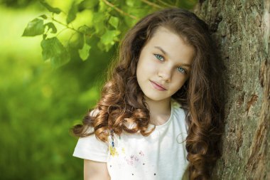 Güzel bir genç kızın portresi. 