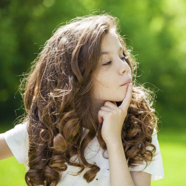 Güzel bir genç kızın portresi. 