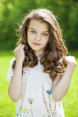 Güzel bir genç kızın portresi. 