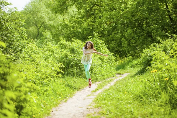 Bella giovane ragazza che corre parco estivo — Foto Stock