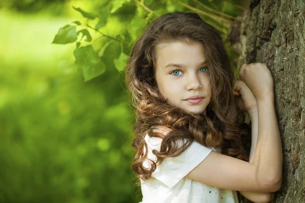 Retrato de una hermosa niña — Foto de Stock