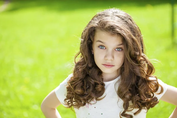 Portret van een mooi jong meisje — Stockfoto