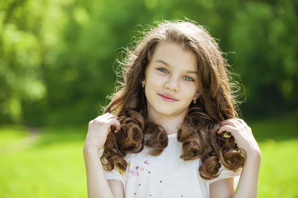 Retrato de uma linda menina — Fotografia de Stock