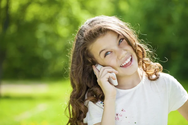 Portrait of a beautiful young little girl calling by phone — Stock Photo, Image