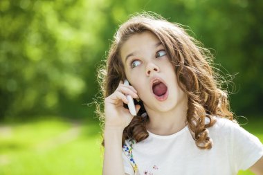 Telefon ederken güzel bir genç kız portresi