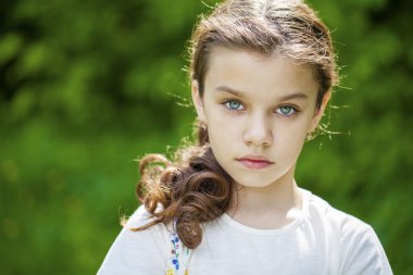 Güzel bir genç kızın portresi. 