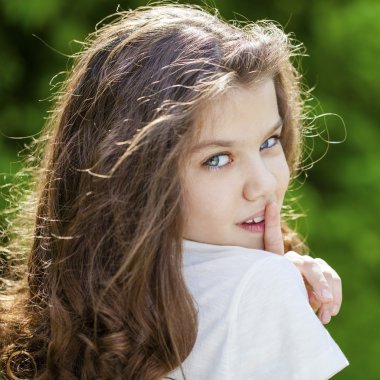 Güzel bir genç kızın portresi. 