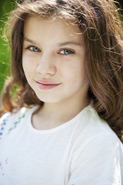 Güzel bir genç kızın portresi. 