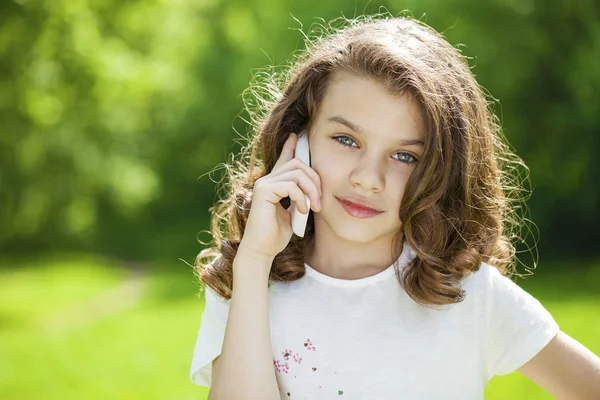 Portrait of a beautiful young little girl calling by phone — Stock Photo, Image