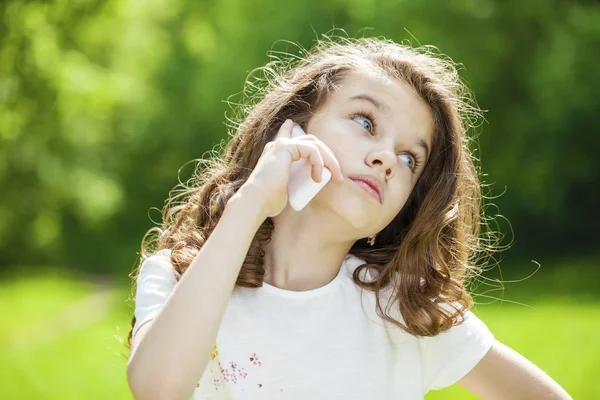 Portrait of a beautiful young little girl calling by phone — Stock Photo, Image