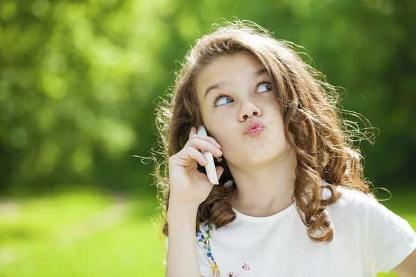 Retrato de una hermosa niña llamando por teléfono — Foto de Stock