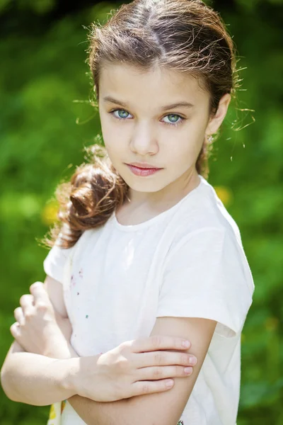 Ritratto di una bella ragazzina — Foto Stock