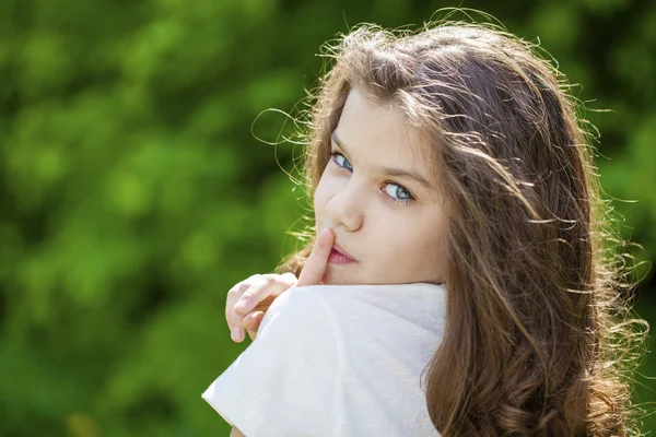 Retrato de una hermosa niña — Foto de Stock