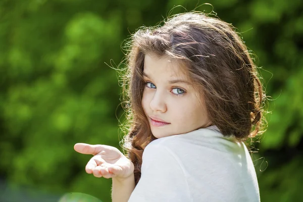 Güzel bir genç kızın portresi. 