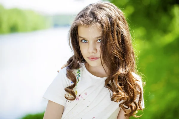 Retrato de una hermosa niña — Foto de Stock