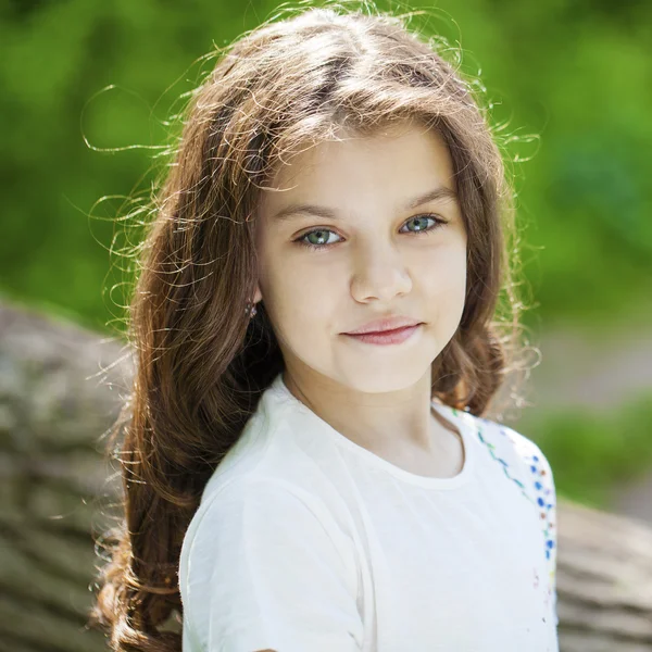 Портрет красивої молодої дівчинки — стокове фото
