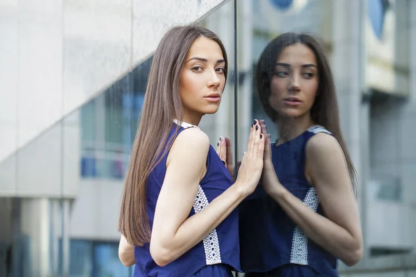 Стильна леді в блакитній сукні позує біля дзеркальної стіни — стокове фото
