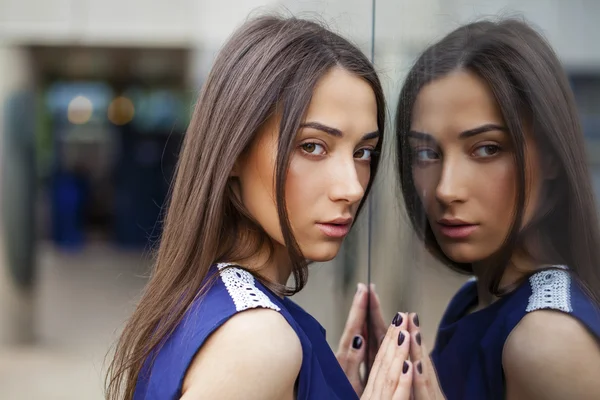 Dame élégante en robe bleue posant près du mur en miroir — Photo