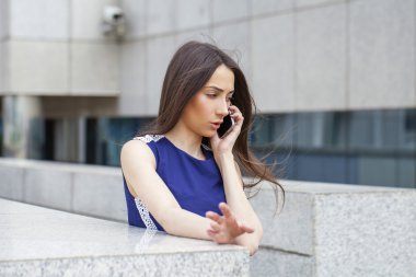 Güzel genç esmer kadın telefon ederken