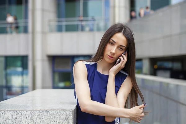 Hermosa joven morena llamando por teléfono — Foto de Stock