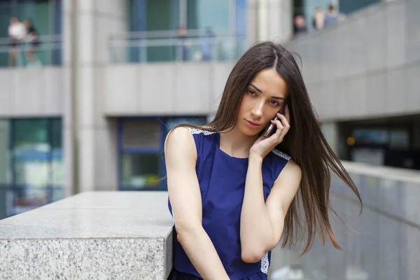 Güzel genç esmer kadın telefon ederken — Stok fotoğraf