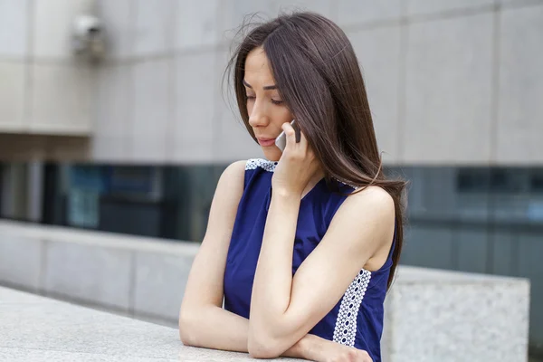 Mooie jonge brunette vrouw bellen via de telefoon — Stockfoto