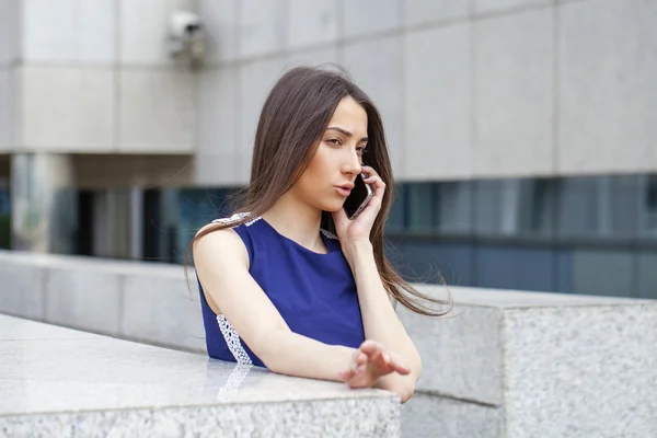 Beautiful young brunette woman calling by phone — Stock Photo, Image