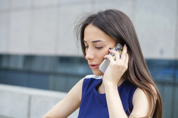 Vacker ung brunett kvinna ringer via telefon — Stockfoto