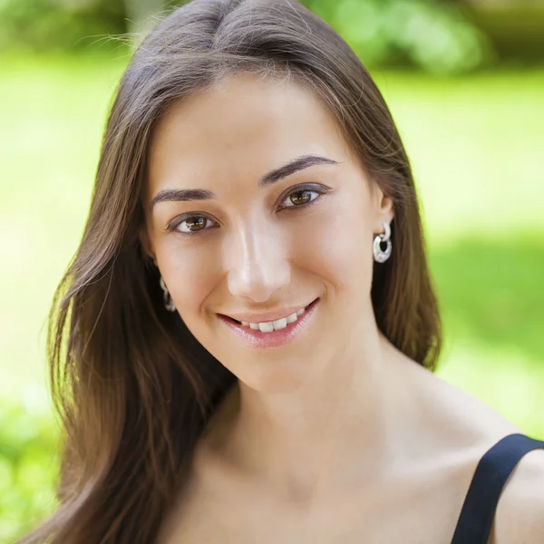 Primo piano ritratto di una giovane donna felice sorridente — Foto Stock