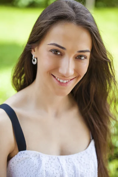 Primo piano ritratto di una giovane donna felice sorridente — Foto Stock