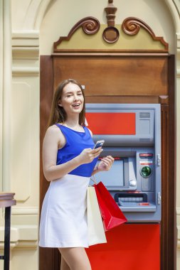 Atm de kredi kartından para çekme mutlu esmer kadın 