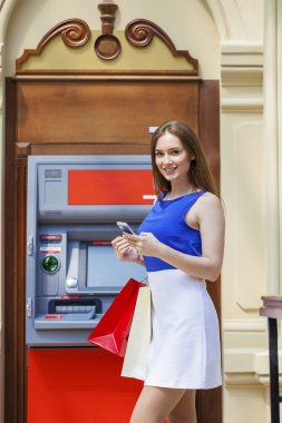 Atm de kredi kartından para çekme mutlu esmer kadın 