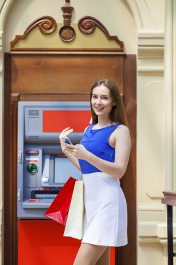 Atm de kredi kartından para çekme mutlu esmer kadın 