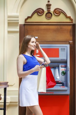 Atm de kredi kartından para çekme mutlu esmer kadın 