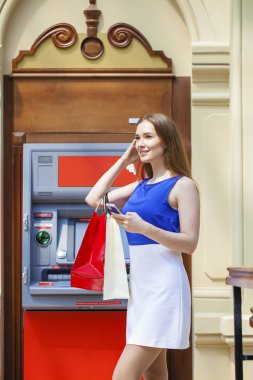 Atm de kredi kartından para çekme mutlu esmer kadın 