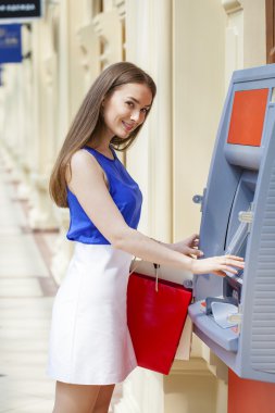 Atm de kredi kartından para çekme mutlu esmer kadın 