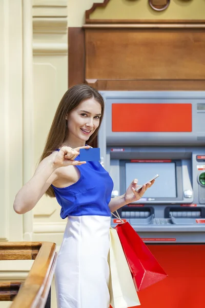 Boldog barna nő a hitelkártya ATM készpénzfelvétel — Stock Fotó