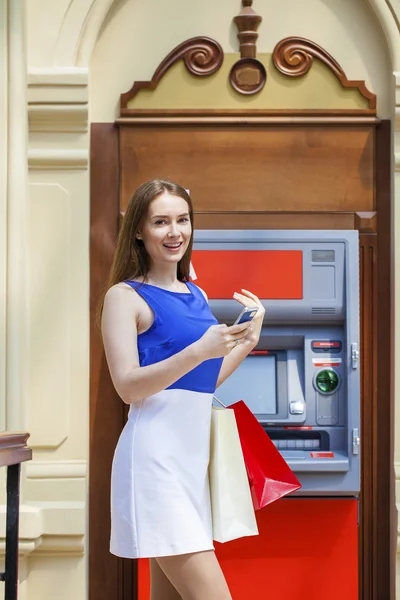 Gelukkig brunette vrouw opnemen van geld van credit card bij Atm — Stockfoto